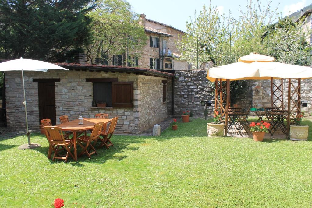 Bed and Breakfast Residenza Le Logge Губбио Экстерьер фото